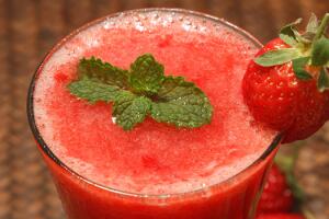Chá batido com frutas e iogurte: essa ideia vai desinchar cada gordurinha do seu corpo