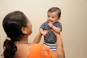 Mujer de la India con su bebé. The Grosby Group.jpg