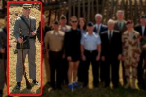  Doug Mastriano posa con el uniforme confederado