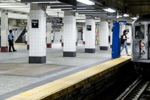Cae a vías del metro y pierde una pierna en NY