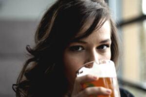 mulher-amamentando-pode-beber-1_0.jpg