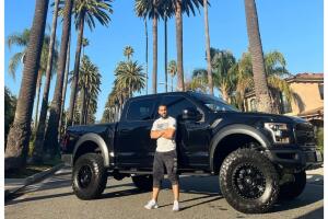 Dwayne-Johnson-regalo-camioneta-fan.jpg