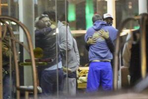 El resto de la banda también fue recibida con abrazos en medio de la tristeza.