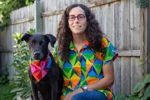La autora Sara Varon junto a su perrita Sweet Pea