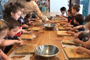 Niños aprenden a cocinar y a comer sano con el chef y educador uruguayo Diego Ruete