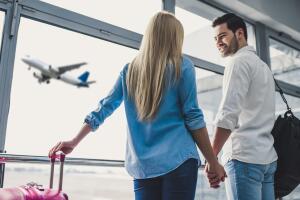 pareja-avion-maletas.jpg