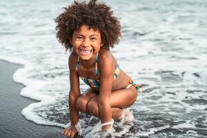 menina-praia-mar-crianca-0421-1400x800.jpg
