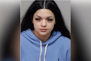 Angie Morales fue arrestada y enfrenta un cargo de asesinato capital por la muerte de dos adolescentes en San Antonio.