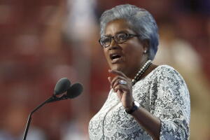 Donna Brazile, presidenta interina del Comité Nacional Demócrata.