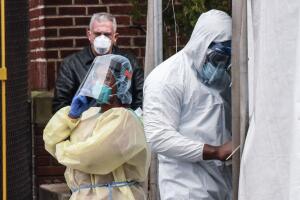 En Nueva York algunos hospitales están usando contenedores refrigerados para preservar los cuerpos de los fallecidos por coronavirus.