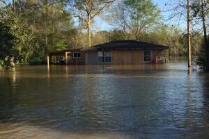 Deweyville, Texas se encuentra bajo el agua