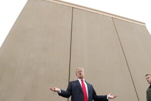 Donald Trump visita los ocho prototipos del muro 