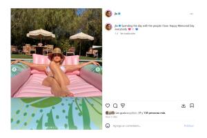 La cantante se dejó ver descansando en medio de la piscina.
