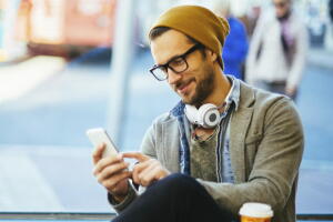 homem-smartphone-cafe.jpg
