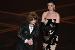 Anna Wintour hasta 'ignoró' a Anne Hathway cuando la actriz le hizo una pregunta sobre su vestido.