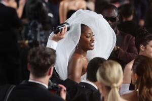 El tocado generó críticas y burlas pues hubo quienes aseguraron que el accesorio impidió la vista de quienes se sentaron detrás de la nigeriana. 
