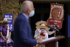 El candidato presidencial demócrata Joe Biden se dirige a votantes hispanos el 9 de octubre de 2020 en Las Vegas.