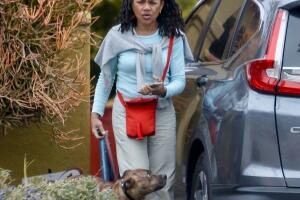 Doria Ragland paseando perros LA