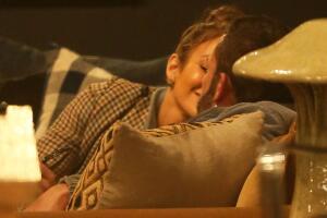 Parece que JLo y Ben Affleck no se resistieron para darse cariño mientras aparentemente probaban la comodidad de un sofá dentro de una tienda. 