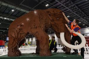 Escultura de bloques LEGO de un mamut
