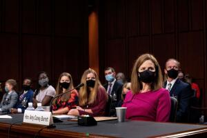 La jueza Amy Barrett, acompañada por su familia en la primera sesión de las audiencias para su confirmación como magistrada de la Corte Suprema.