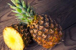 Abacaxi é antioxidante natural e ainda alivia o inchaço do corpo
