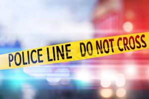 Hallan posible bomba casera en vivienda de Brooklyn durante redada policiaca.