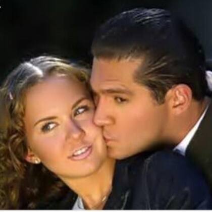 En la telenovela, Laura y Roberto experimentan una atracción.