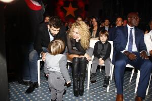 Shakira y Piqué con Milan y Sasha en una entrega de premios.