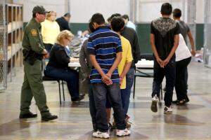 Menores de edad son procesados en un centro de detención en Nogales, Arizona (Foto de archivo)