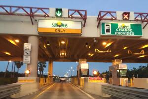Uno de los cinco peajes por los que pasamos en una hora de viaje por el centro de Florida.