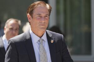 El fiscal de distrito del condado de Los Angeles, Nathan Hochman, sale del juzgado después de una audiencia en el caso de Erik y Lyle Menéndez el viernes 9 de mayo de 2025 en Los Ángeles. 