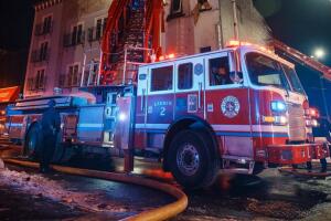 Hombre se entrega tras apuñalar a su padre y provocar incendio en Paterson.