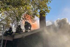 Fuego provoca daños en dos casas de Sacramento; una pudo colapsar