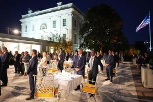 Miembros del Congreso escuchan al presidente Donald Trump durante una cena en el jardín de la Casa Blanca, el viernes 5 de septiembre de 2025, en Washington. 