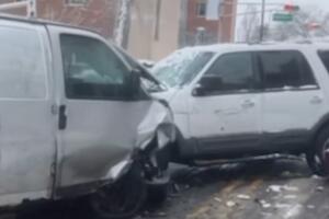 Persecución de ICE en Newark termina en choque múltiple y deja tres menores heridos.