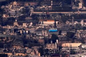 La camioneta VW estacionada frente las casas quemadas, 9 de junio, Malibu, California.