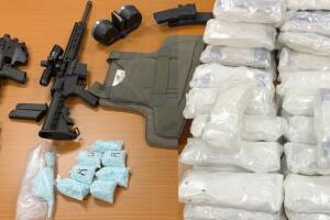 Incautan armas y droga luego de una llamada telefónica.