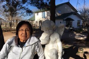 Toni Polinske fuera de su casa.jpg