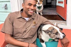 El chico de UPS quese fotogrwafía con los perros