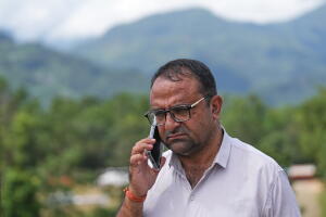 NEPAL INUNDACIONES MAESTRO DE ESCUELA