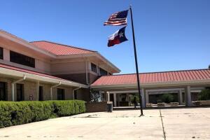 estudiante adolesente apuñala covington middle school austin isd texas