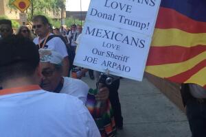 Masiva protesta contra Arpaio
