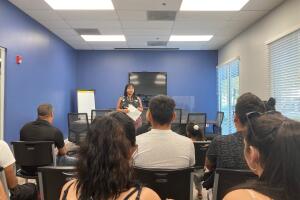 Orientacion de cubanos en Church World Service 