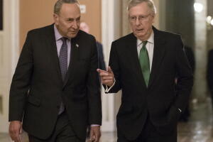 El líder de la minoría demócrata Chuck Schumer (izq) y el de la mayoría republicana Mitch McConnell forjaron un acuerdo bipartidista que da un respiro a las finanzas públicas.