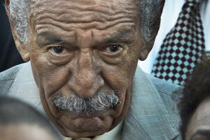 Conyers dijo que su hijo lanzará su candidatura al cargo que deja vacante.