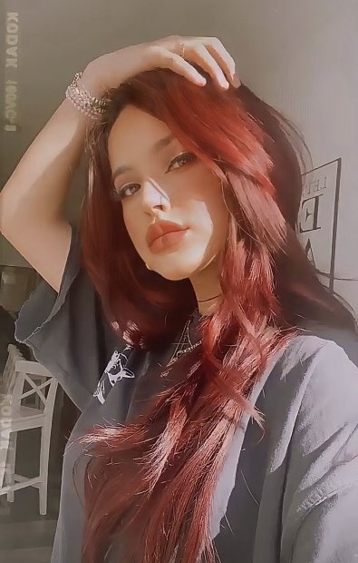 Becky G <br> <br>La cantante estadounidense ha demostrado que es apasionada por la moda. Becky G, enamoró a sus fanáticos a inicios del 2021, cuando exhibió su nuevo color de pelo, esta vez el rojo fue elegido por ella, dejando claro que este tono le favorecía y resaltaba algunos rasgos de su cara.