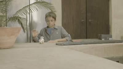 Niño usando la fuerza 