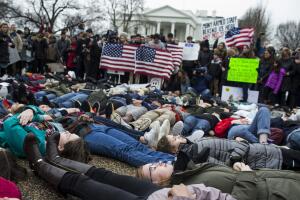Decenas de estudiantes protestan frente a la Casa Blanca para pedir control de armas