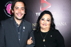 María Eugenia Plascencia posa junto a su hijo Manuel Monge.